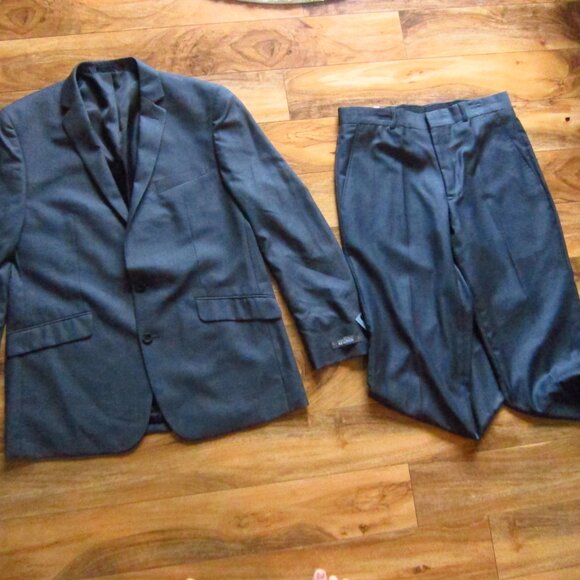 NWT- Mens Kenneth Cole Reaction Gray 2 Piece Suit Size 42R & Pants 32 X 32 - Picture 1 of 16